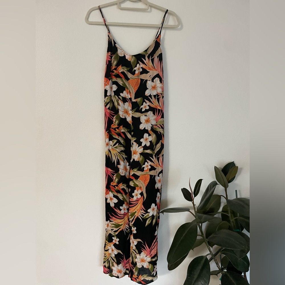 Rip curl floral jumper/cover up. Flowy fabric, adjustable back straps, size M